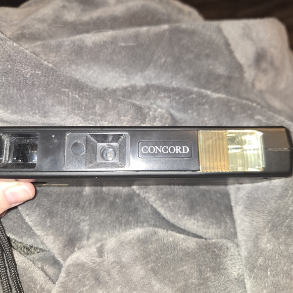 Vintage Concord 110 EF Film Camera w/ Built in Flash Point‎ & Shoot Black - Picture 2 of 6